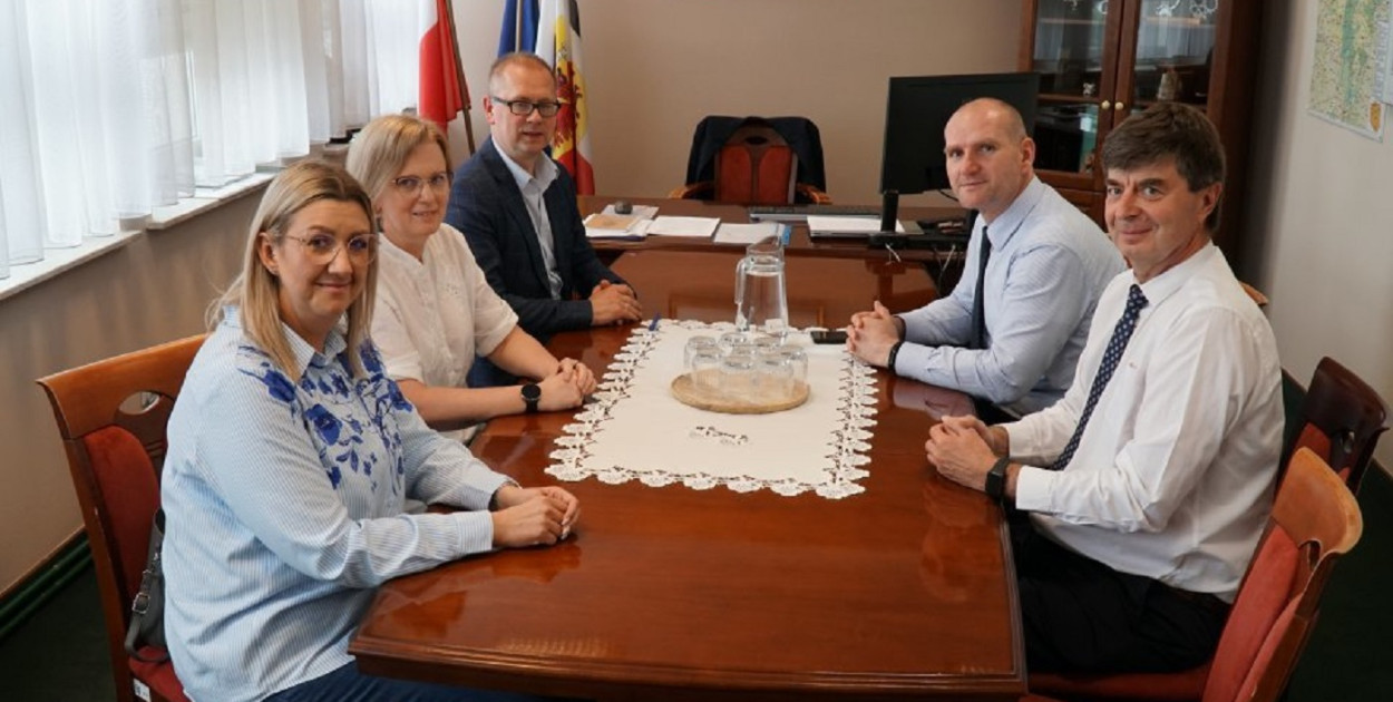 Karolina Dudziak (pierwsza z lewej) spotkała się już z przedstawicielami Zarządu Powiatu Tucholskiego: starostą Andrzejem Urbańskim i wicestarostą Jerzym Kowalikiem, a także sekretarzem starostwa, Jackiem Lorczakiem. Fot. Starostwo Powiatowe w Tucholi