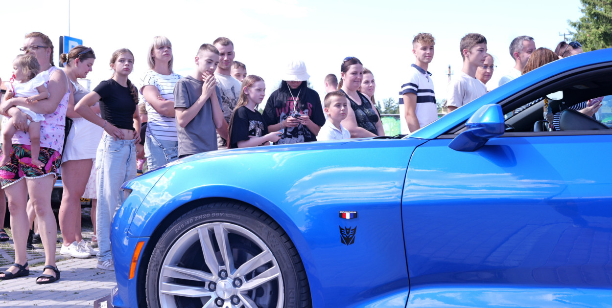 Piękne samochody i przejażdżki cieszyły się ogromnym powodzeniem na pikniku dla Irenki.