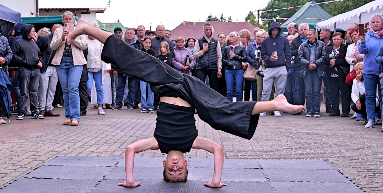 Nietypowe zdjęcie główne jak na dożynki. Ale też wyjątkowy pokaz w Zdrojach. Tańczy i zbiera brawa Szymon Papierowski. Fot. Piotr Paterski