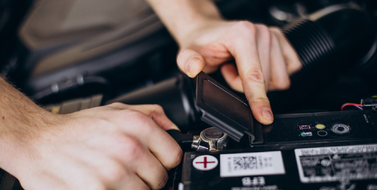 Jak podłączyć kable do akumulatora w skuterze poprawnie?