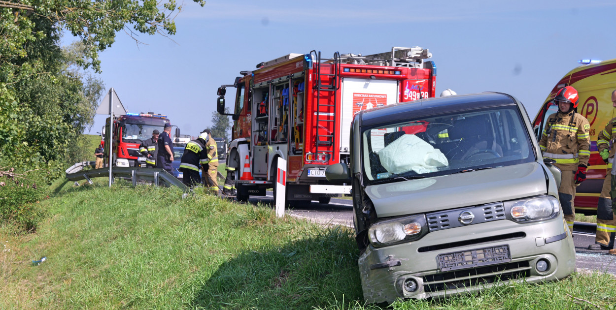 Nissan już na kołach. Auto dachowało w okolicach Łyskowa. Fot. Piotr Paterski