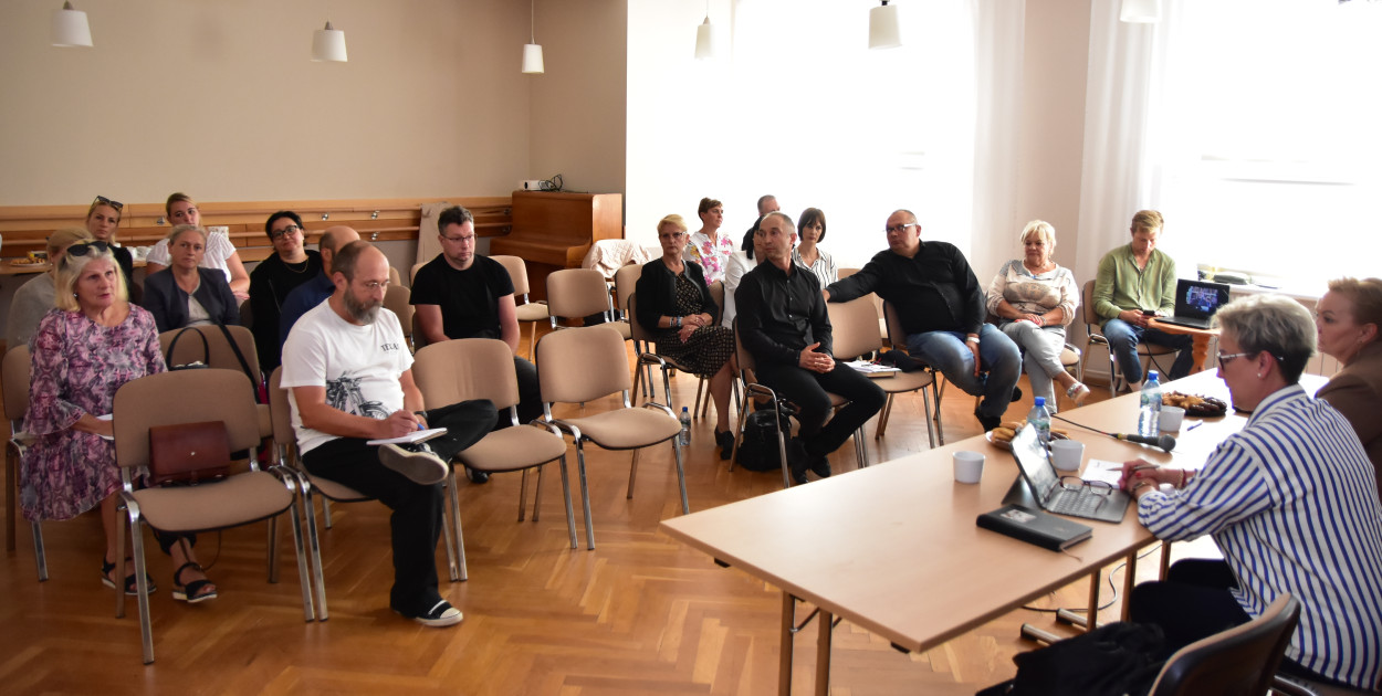 O tym, w jakiej kondycji znajduje się polska, rodzinna piecza zastępcza, rozmawiano 25 sierpnia (poniedziałek) w Tucholskim Ośrodku Kultury. Fot. Anna Lipska