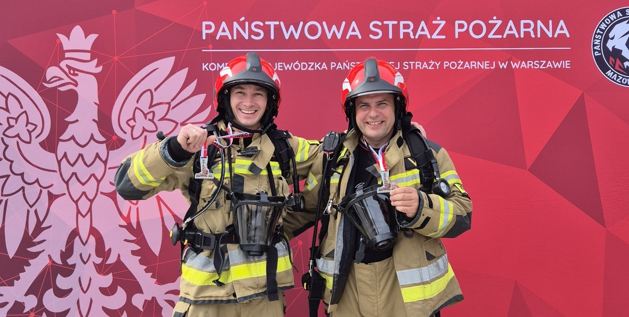 Andrzej Górczyński i Łukasz Podgórski przed Pałacem Kultury i Nauki w Warszawie. Fot. KP PSP Tuchola