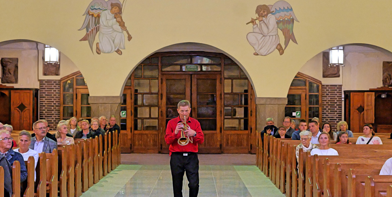 Roman Gryń wędrujący w kościele podczas koncertu. Fot. Piotr Paterski