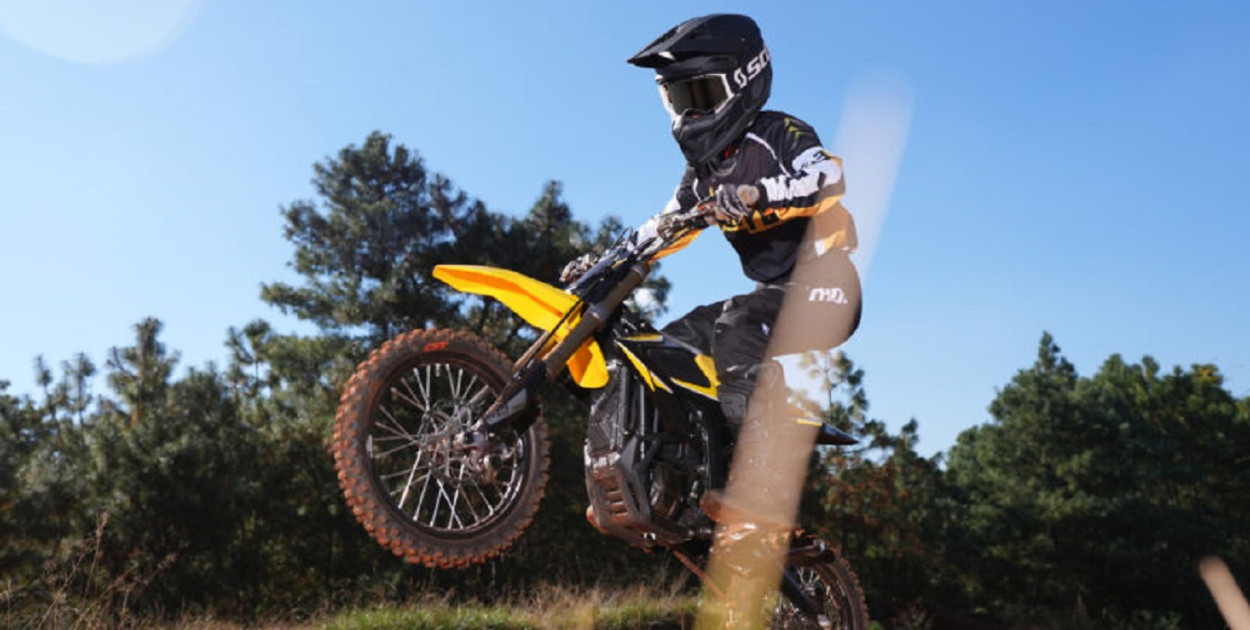 Jazda na elektrycznym crossie oferuje wiele korzyści, które docenią zarówno doświadczeni, jak i początkujący miłośnicy off-roadu. Źródło zdjęcia: własne, iamelectric.pl 