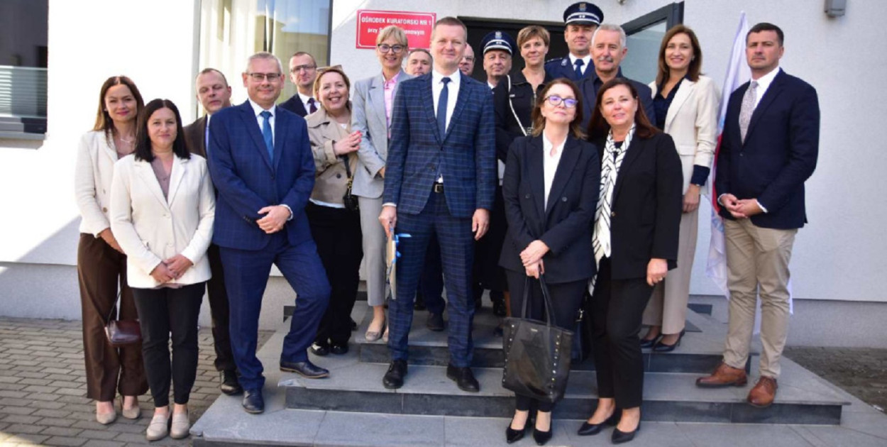 Pamiątkowe zdjęcie uczestników wtorkowej uroczystości. 