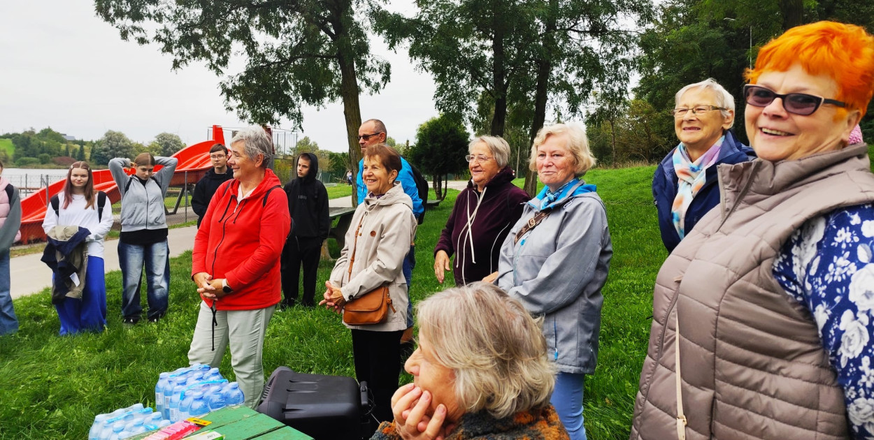 Od wspólnego sprzątania po naukę pierwszej pomocy. Nad Głęboczkiem w Tucholi spotkali się: Klub seniora, Nowodworek, SP 3. Fot. Hanna Szulwic