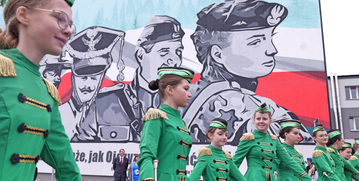 Występ Mażoretek Bysławskich na tle muralu w Lubiewie nabrał niezwykłego charakteru. Fot. Piotr Paterski