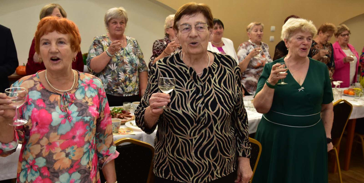  Za zdrowie i pomyślność seniorów wzniesiono toast lampką szampana
