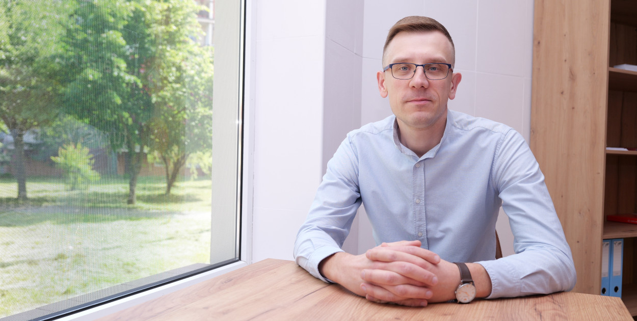 Jak tłumaczy doradca klienta Tomasz Zysiek, szacowanie ewentualnej szkody zawsze wyliczane jest procentowo – od określonej wcześniej sumy ubezpieczenia. Dlatego tak ważne jest, aby na siłę nie zaniżać wartości nieruchomości tylko po to, aby w skali roku zapłacić o kilkanaście, kilkadziesiąt złotych niższą składkę. Fot. Piotr Paterski
