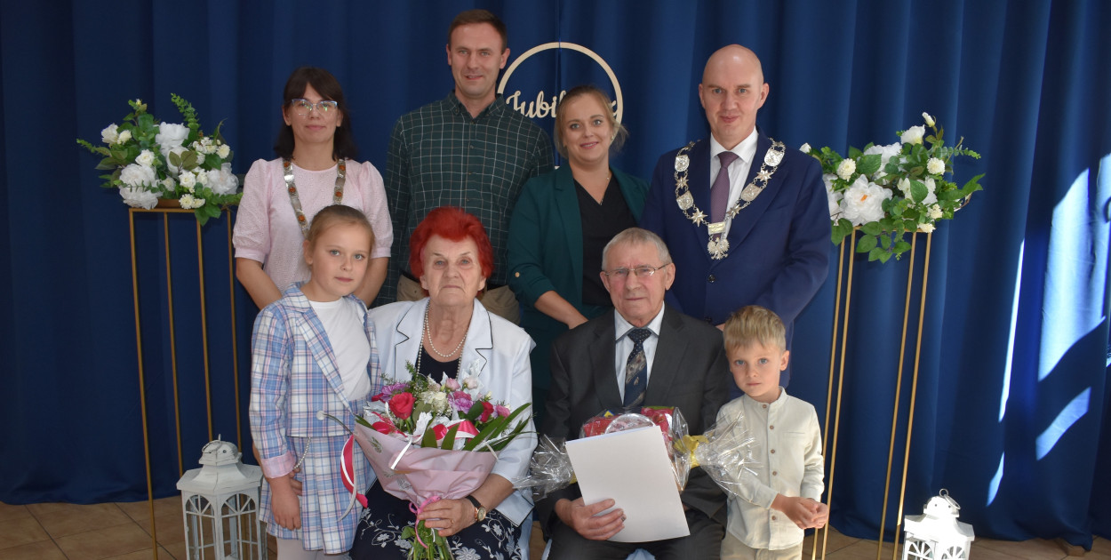 Regina i Stanisław Gnaciński z uroczystości jubileuszu mają także pamiątkę w postaci zdjęcia ze swoimi bliskimi i gminnymi urzędnikami. Fot. UG w Kęsowie