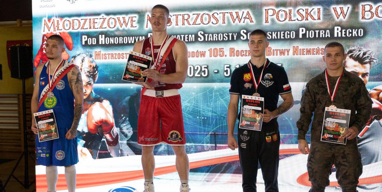 Z prawej Mikołaj Brzeziński. Nieprzypadkowo w mundurze. 