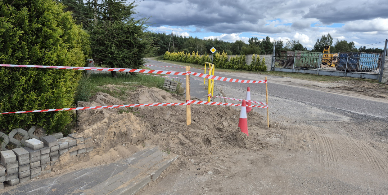 Grupa mieszkańców gminy Śliwice pokazuje nam efekty licznych prac służb komunalnych – interweniujących przy kolejnych awariach wodociągu. Fot. Anna Lipska
