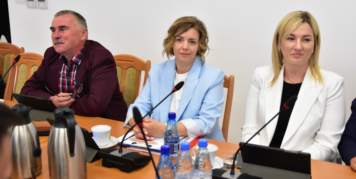 Obecnie funkcję skarbnika gminy pełni Natalia Zabrocka (w środku). Fot. Anna Lipska