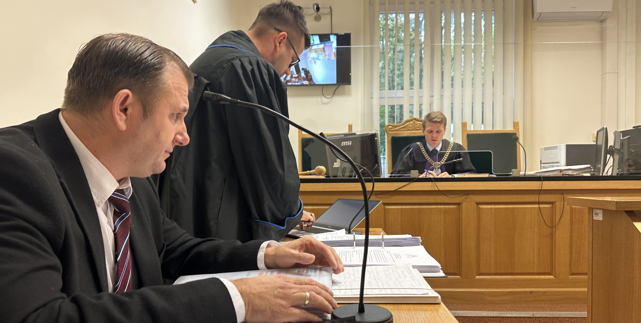 Grzegorz Urbański z lewej podczas pierwszej rozprawy w Wydziale Gospodarczym Sądu Rejonowego w Bygoszczy. Budowlaniec pozwał Gminę Śliwice.