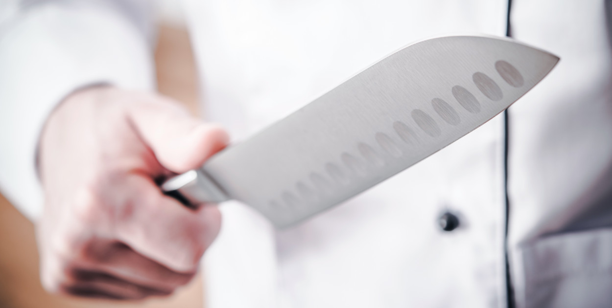 Główną zaletą santoku jest jego uniwersalność w typowych zadaniach kuchennych. Źródło zdjęcia: Pexels.