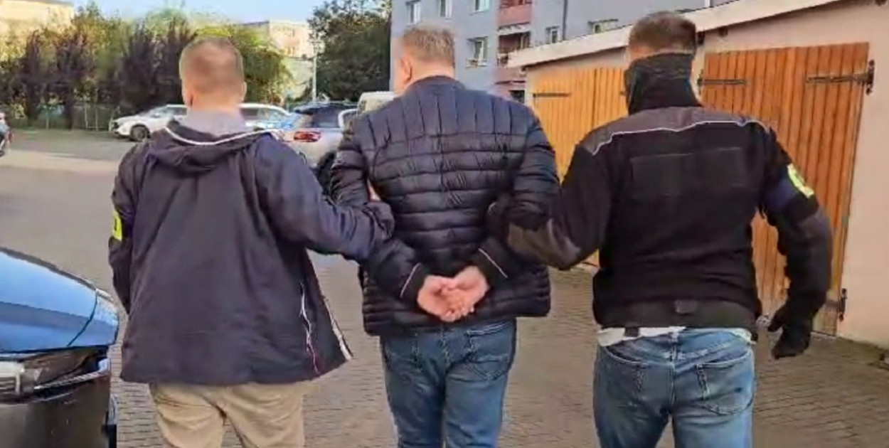 Jak podaje Chlebicz, Policjanci Centralnego Biura Zwalczania Cyberprzestępczości – przy użyciu specjalistycznego sprzętu – sprawdzili na miejscu nośniki, na których, jak się okazało, znajdowały się materiały pornograficzne z udziałem małoletnich oraz zwierząt. Niektóre z nich próbowano wcześniej nieudolnie usunąć, jednak funkcjonariusze odzyskali pliki zawierające zakazane treści. Fot. Komenda Wojwódzka Policji w Bydgoszczy