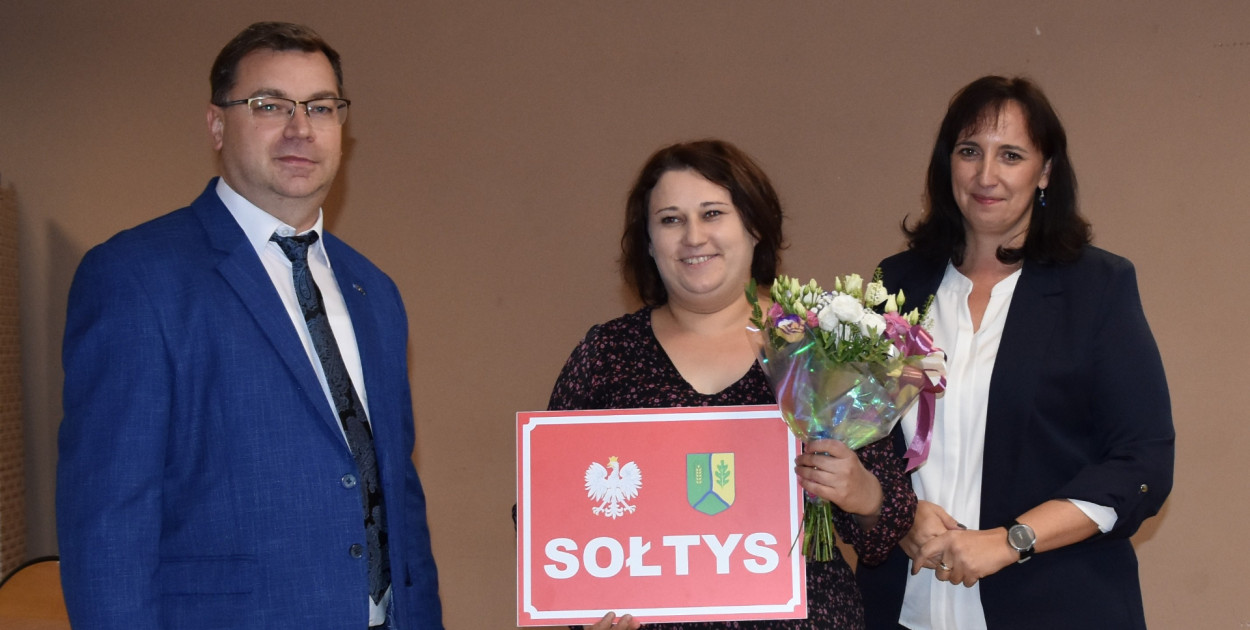 Nowym gospodarzem sołectwa został Marzena Kwasigroch. Na zdjęciu w towarzystwie wójta Ireneusza Kucharskiego i sekretarz Hanny Kufel. Fot. UG w Kęsowie 