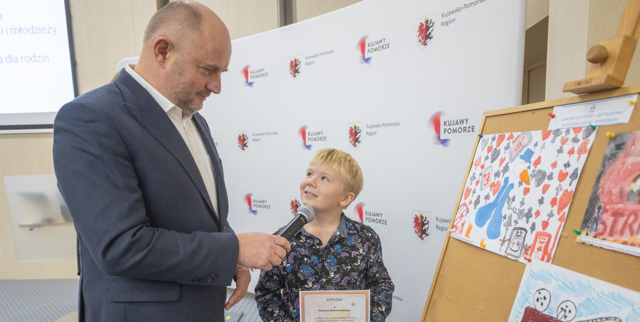 Wręczenie nagród w ubiegłorocznym konkursie plastycznym. Fot. Mikołaj Kuras dla UMWKP