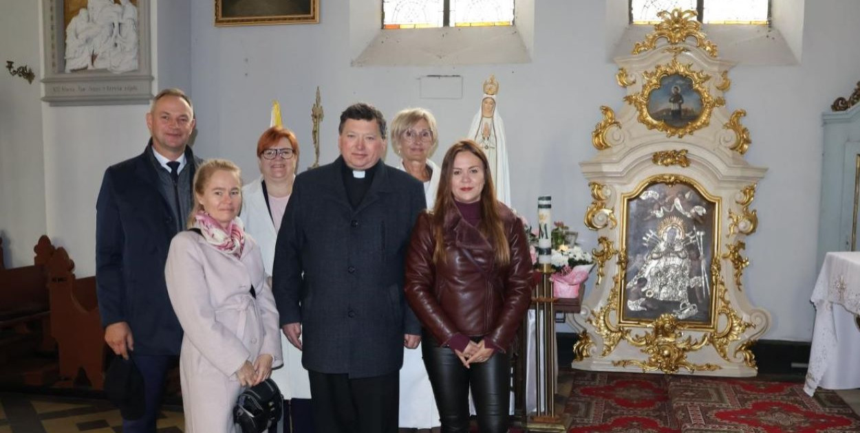 Zakończyły się prace konserwatorskie i restauratorskie przy ołtarzu bocznym północnym, który jest widoczny na zdjęciu po prawej stronie. Fot. UG Śliwice 