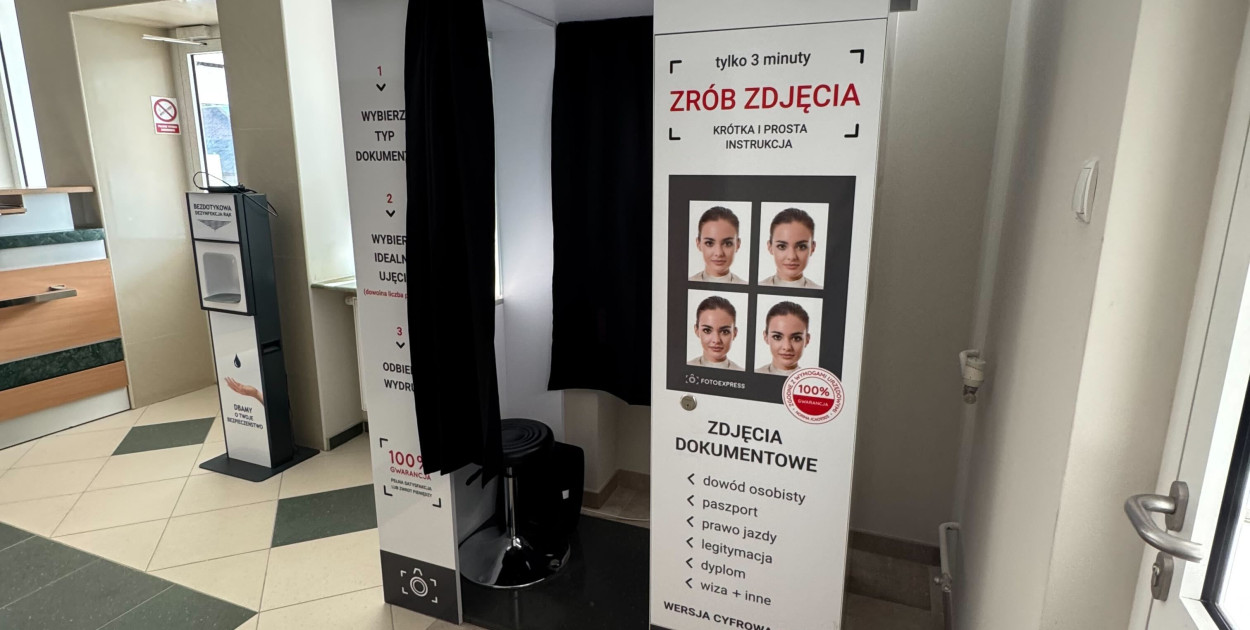 Fotobudka daje możliwość wykonania zdjęć do dokumentów. To usługa płatna. Fot. UG Cekcyn