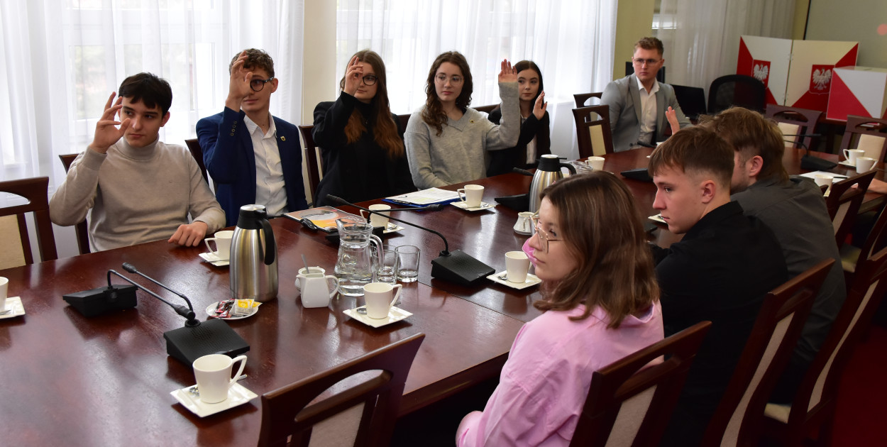 Młodzieżowa Rada Powiatu Tucholskiego do najmniejszych szczegółów opracowała temat wykluczenia komunikacyjnego w powiecie tucholskim. Fot. Anna Lipska