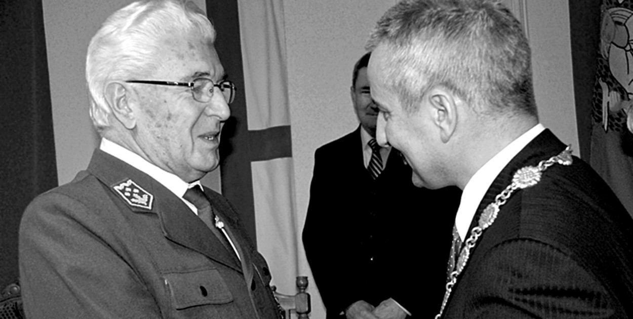 Ważny moment dla Edmunda Muszyńskiego. W 2011 roku otrzymał tytuł Honorowego Obywatela Gminy Tuchola. Fot. archiwum