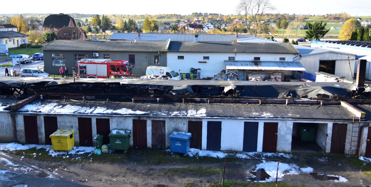Jak słyszymy, ogniem objęty był budynek, w którym z jednej strony znajduje się stolarnia, w środku jest także skup złomu, a na szczycie, od strony ul. Chopina – warsztat. Fot. Agata Wiśniewska