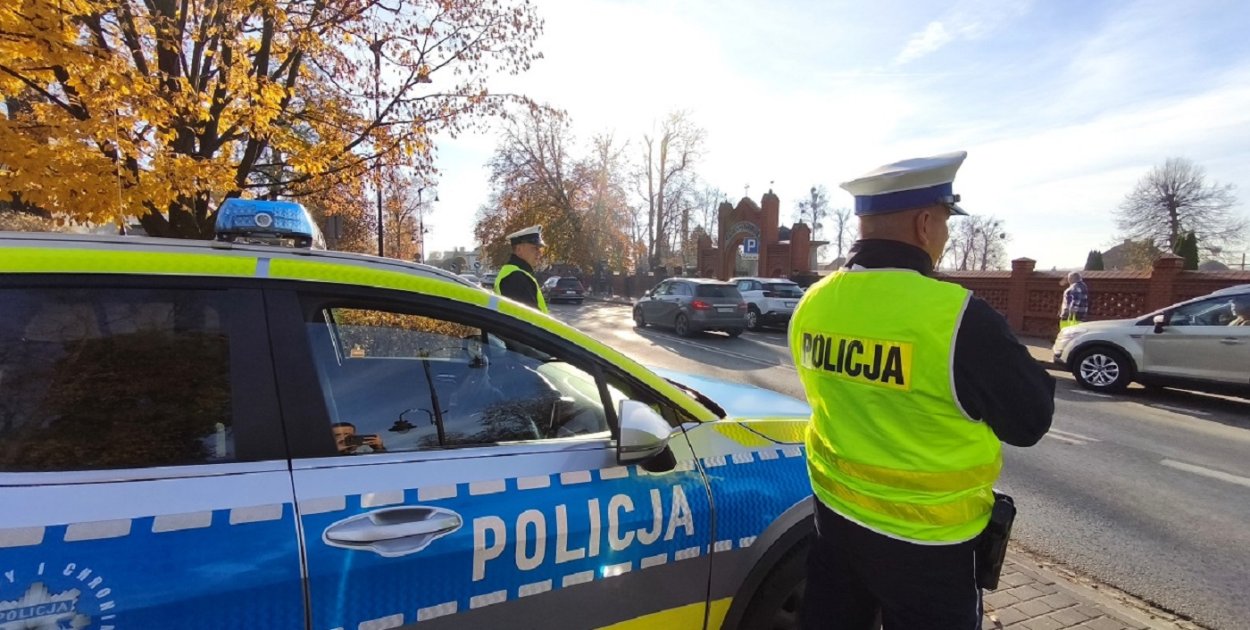 Funkcjonariuszy można było spotkać m.in. w obrębie cmentarza parafialnego w Tucholi.  Fot. KPP w Tucholi