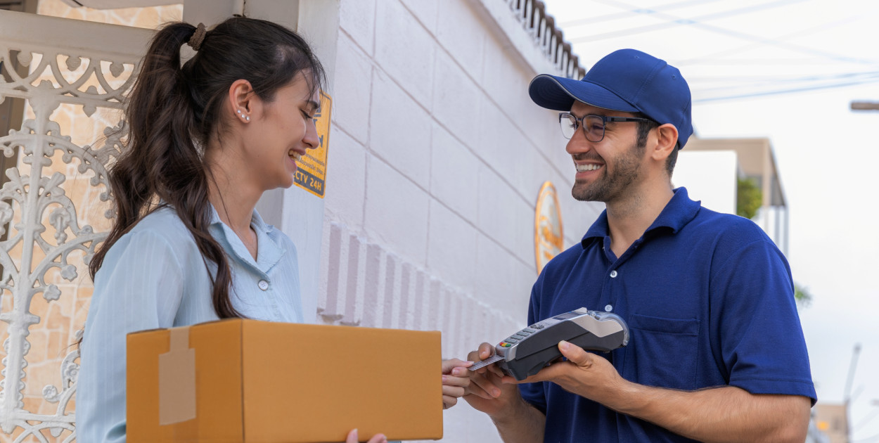 Wybierając kuriera do Wielkiej Brytanii warto kierować się nie tylko ceną, ale również wsparciem w skomplikowanym procesie odprawy. Źródło zdjęcia: Envato