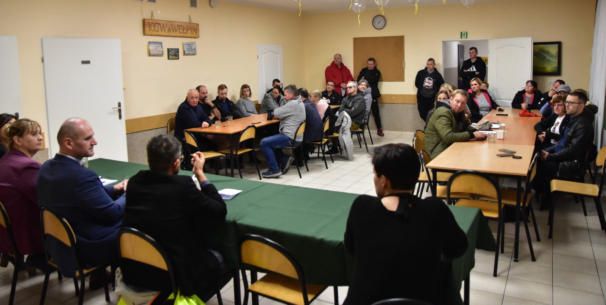 Kontrowersje i głosy niezadowolenia z blach osadzonych na drewnianych kantówkach na wjazdach do posesji w Wełpinie doprowadziły do spotkania mieszkańców wsi z władzami gminy Lubiewo i powiatu tucholskiego.  Fot. Anna Lipska
