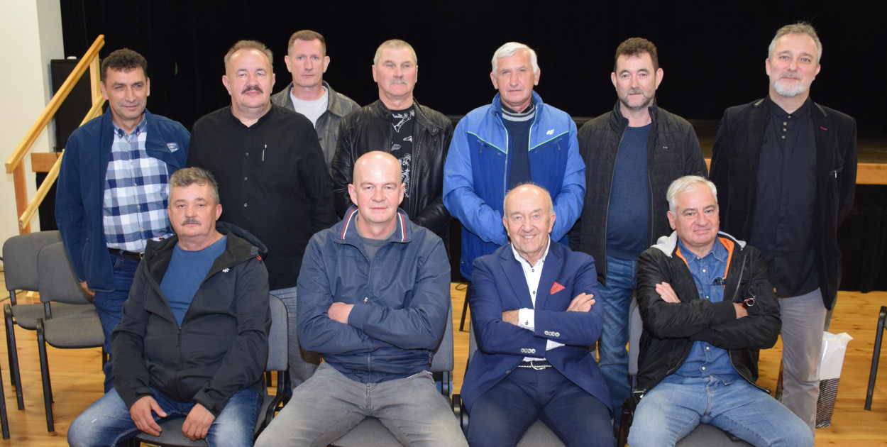 Stefan Szczepłek w dolnym rzędzie. A pozostali panowie dobrze pamiętają grę w śliwickich barwach. Fot. Artur Pruszak