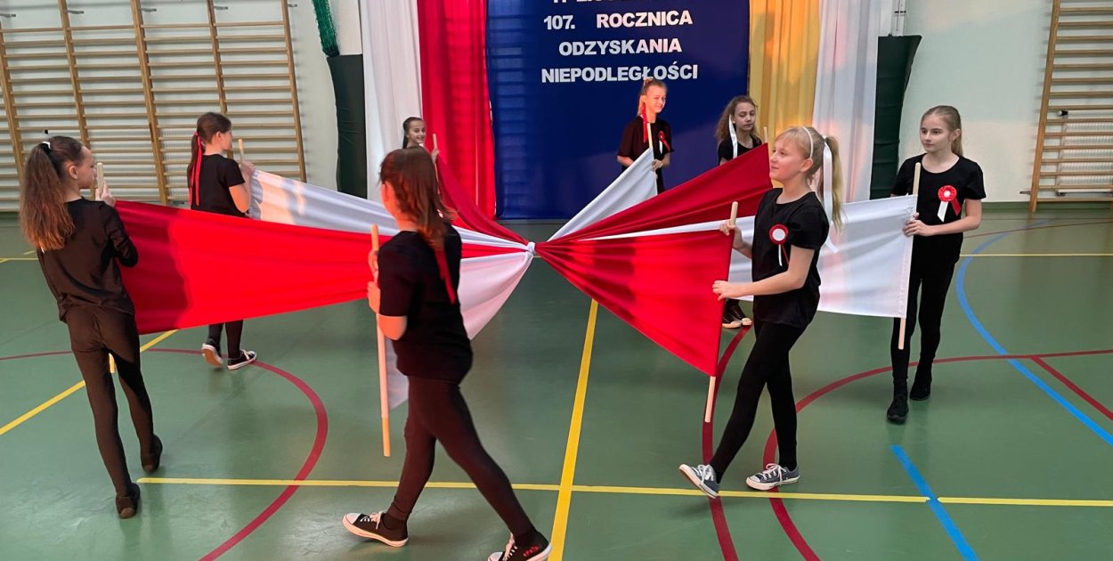 W trakcie szkolnje akademii wykonano taniec z flagami do jednego z walców Fryderyka Chopina. Fot. nadesłane