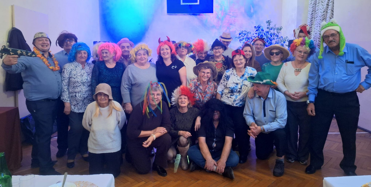 9 listopada (niedziela) w pałacu w Kamienicy odbył się Dzień Seniora, który przygotowali: sołtys wsi Kamil Porożyński wraz radą sołecką i Kołem Gospodyń Wiejskich. Fot. Kamil Porożyński