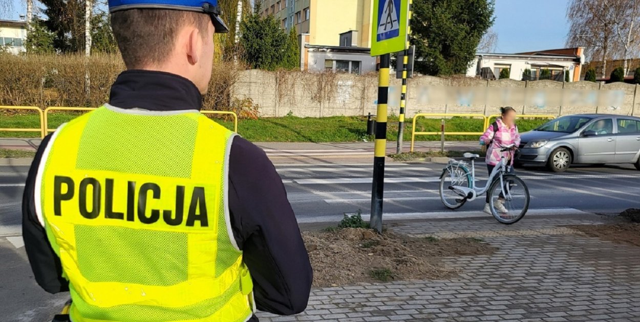 Tucholscy policjanci w ramach prowadzonych działań zwracali uwagę na zachowanie kierowców w stosunku do pieszych, ale i samych przechodniów. Fot. KPP w Tucholi
