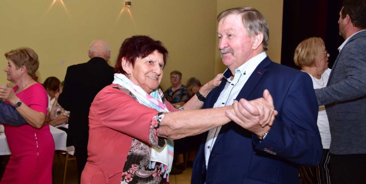 Seniorzy w swoim towarzystwie bawili się wyśmienicie.