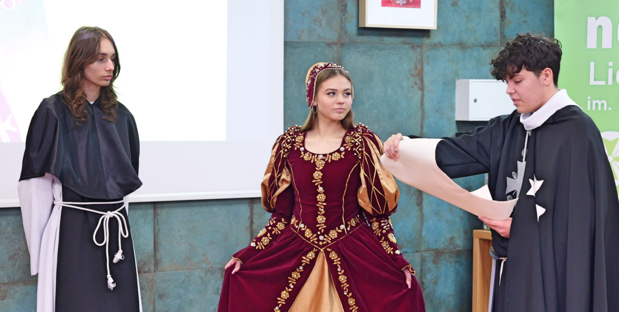 Bartłomiej Nowodworski. Konferencja na jego temat nie mogła się obyć bez występu grupy teatralne Masque z Nowodworka. Fot. Piotr Paterski