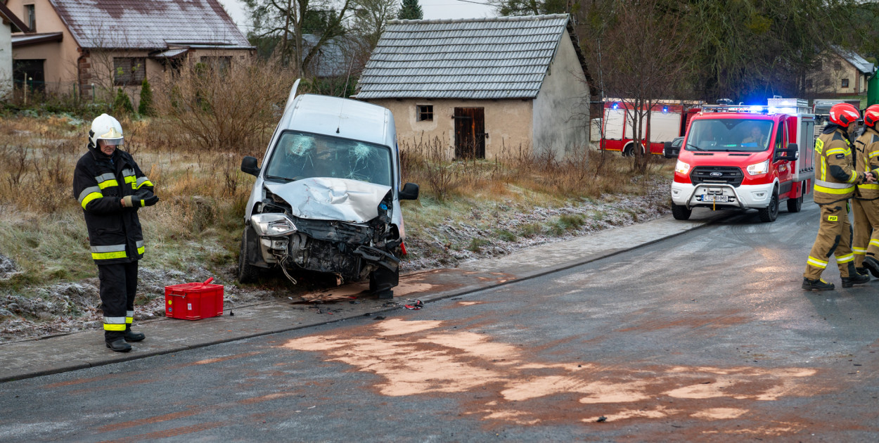 Do zderzenia dwóch pojazdów we wtorek (18 listopada) doszło na drodze powiatowej w Łąskim Piecu. Sprawca zdarzenia - kierowca samochodu osobowego - został ukarany mandatem karnym. Fot. Arkadiusz Lorbiecki