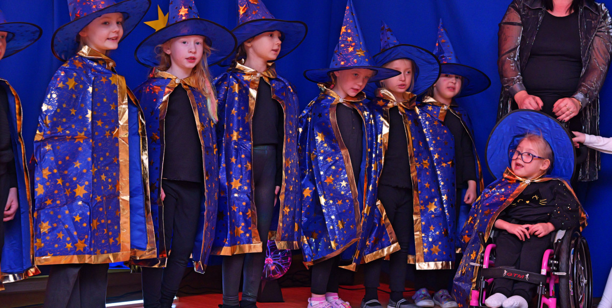 Przedstawienie Tolerancja naszą siłą. Przedszkole nr 1 w Tucholi zaprosiło dzieci z innych placówek i podzieliło się ważnym i mądrym przekazem. Fot. Piotr Paterski