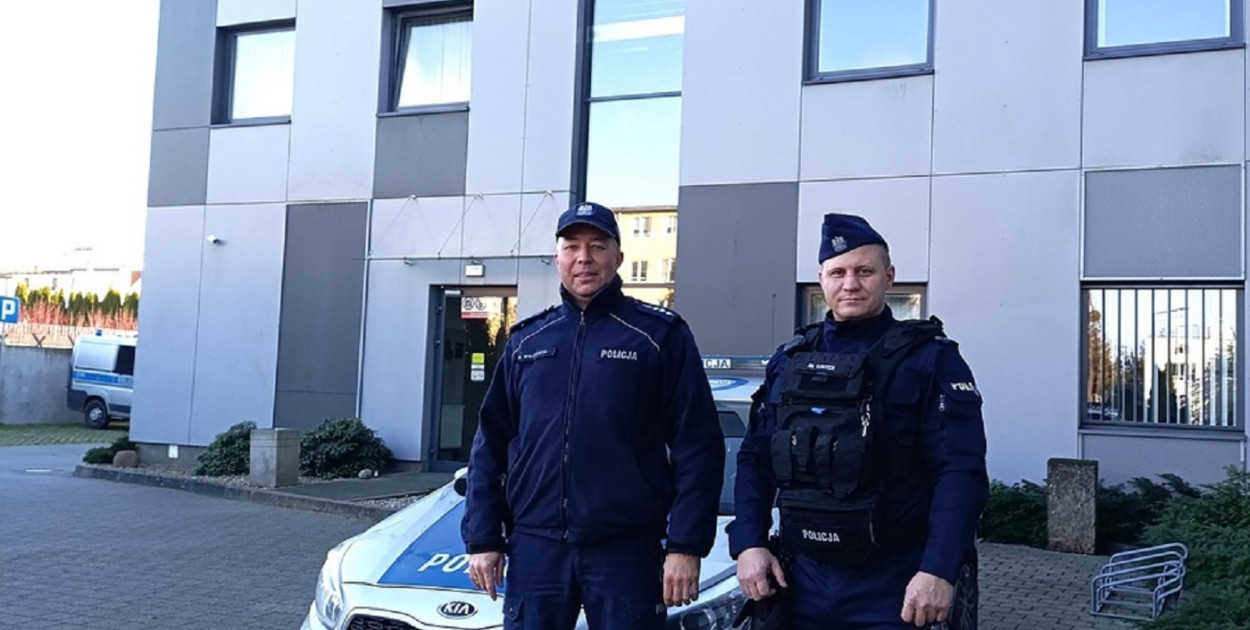 Funkcjonariusze Wojciech Malczewski i Mateusz Ginter. Fot. KPP w Tucholi