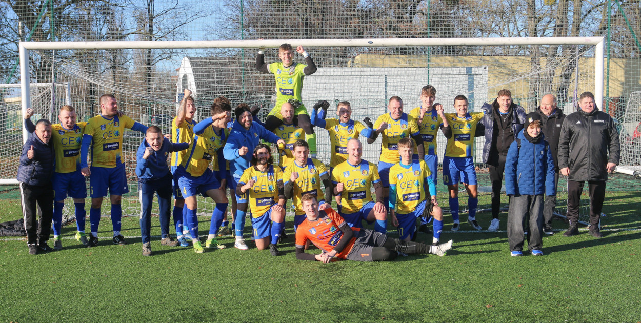 Mistrzowie rundy jesiennej z przewagą aż ośmiu punktów - Rawys CEO Raciąż. 