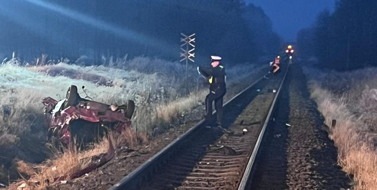 Do wypadku na przejeździe kolejowym, który zakończył się śmiercią młodego mężczyzny doszło dzisiaj (25 listopada, wtorek) w Lubania-Lipiny w gminie Świekatowo (powiat świecki). Fot. KP PSP w Świeciu