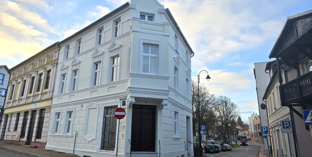 Kamienica po odrestaurowaniu elewacji przyciąga spojrzenia. Fot. (aw)