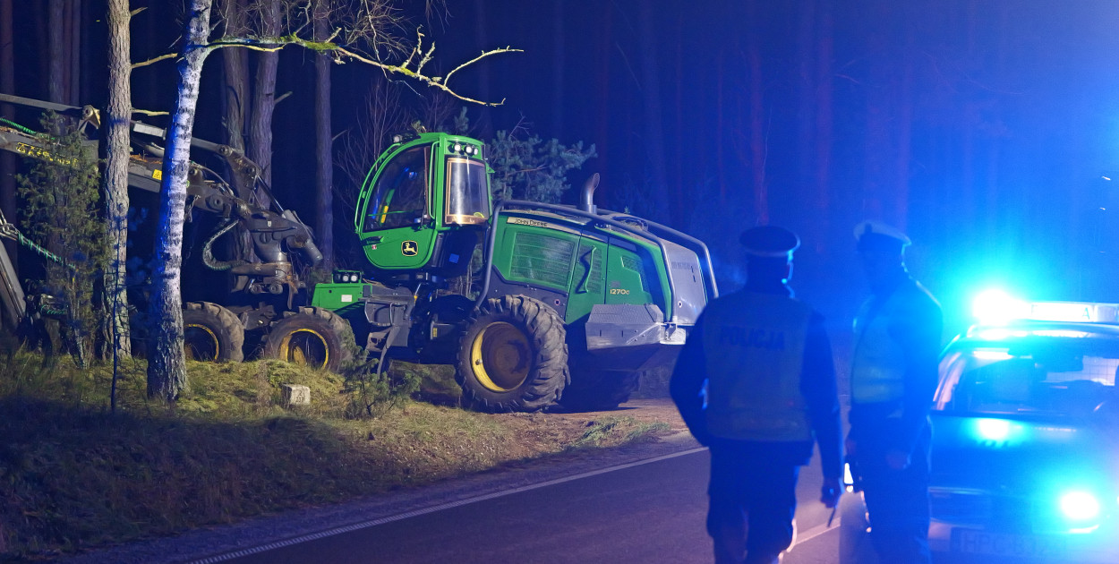 Kierowca harwestera we wtorek po zdarzeniu zniknął.  W środę rano pojawił się w komendzie w Tucholi... Fot. Piotr Paterski