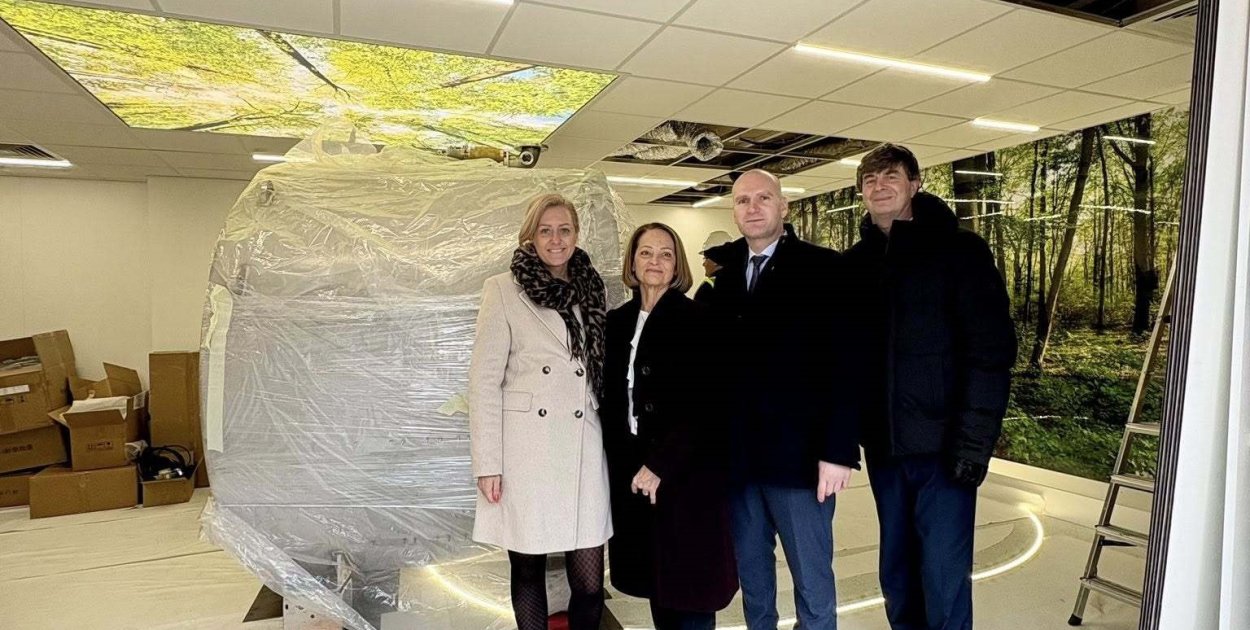 Instalacji magnesu rezonansu magnetycznego przyglądali się: dyrektorka ds. organizacji Anna Nieżórawska, zastępczyni dyrektora ds. pielęgniarstwa Danuta Krysztofczyk, starosta Andrzej Urbański i wicestarosta Jerzy Kowalik.  Fot. Szpital Tucholski