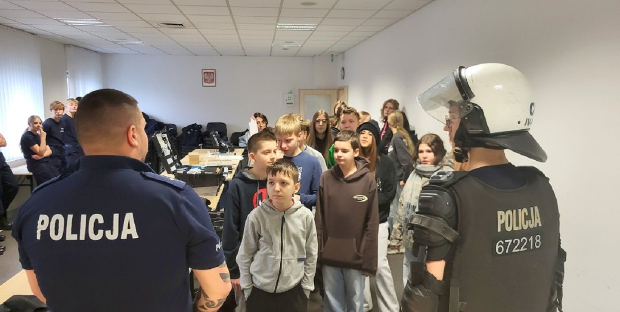 Uczniowie z zainteresowaniem słuchali o codziennej służbie policjantów. Fot. KPP w Tucholi