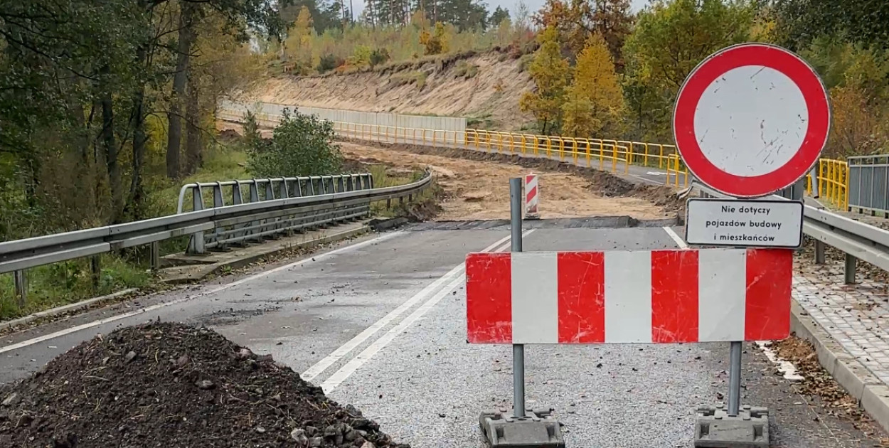 Druga połowa października - wtedy wykonaliśmy to zdjęcie od strony Cekcyna. Aktualnie na odcinku wylany jest już asfalt, a droga pozostanie jeszcze zamknięta do 10 grudnia - D. Fot. Piotr Paterski