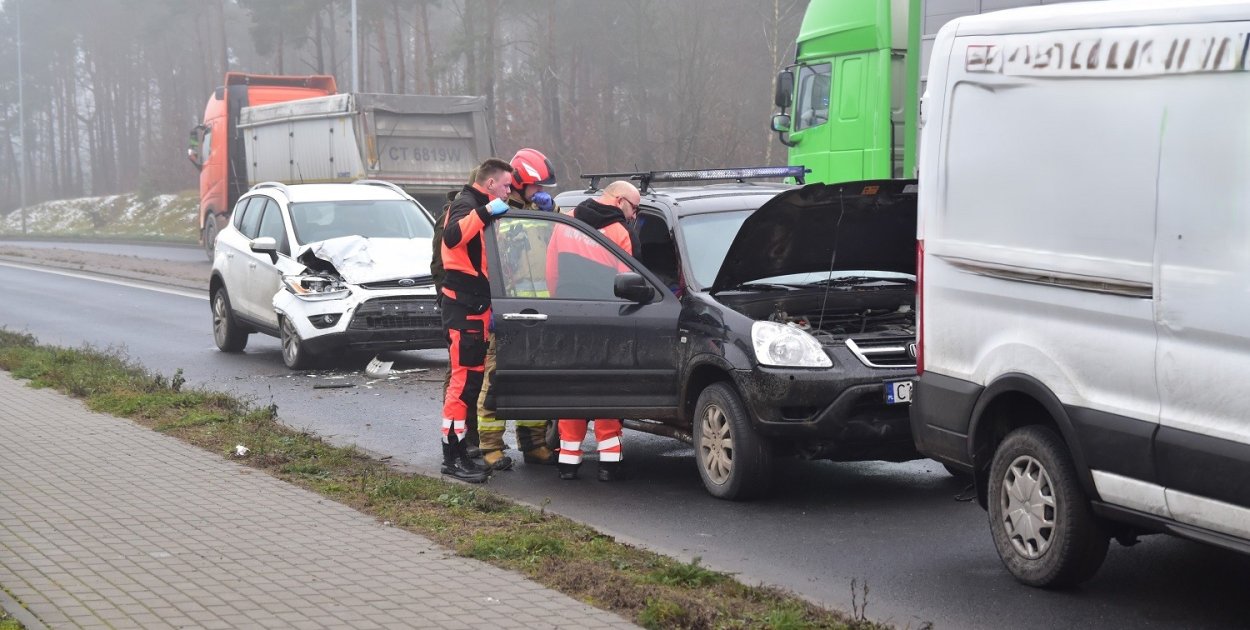 Przewiezienia do szpitala wymagał pasażer hondy. Fot. (aw)
