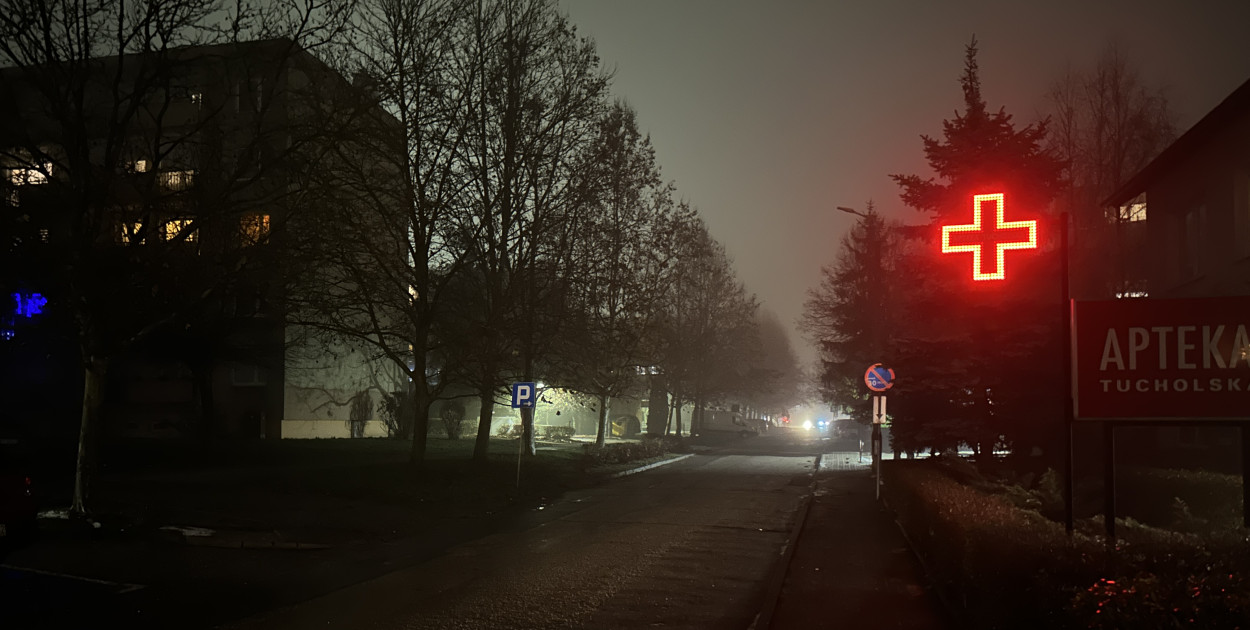 Poniedziałek 1 grudnia. Oświetlenie wzdłuż chodnika i al. LOP nie działało. Taka sytuacja była też wcześniej, ale zaznaczamy, że jest dynamiczna. W związku z awarią oświetlenie mogło lub może wrócić w każdej chwili. Fot. Piotr Paterski