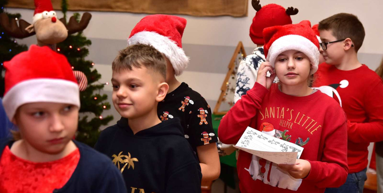 Dzieci przed spotkaniem ze Świętym Mikołajem miały okazję napisać do niego list ze świątecznymi marzeniami. 